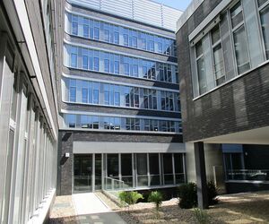 Das H-förmige Verwaltungsgebäude der Rheinbahn AG in Düsseldorf ist 