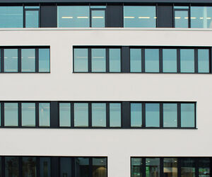 Aluminiumfenster und Aluminium-Pfosten-Riegel-Fassade aus dem Hause Metallbau Wölz