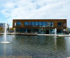 Das neue Kantinengebäude auf dem Businesscampus Garching liegt direkt an einem See. 