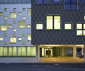 Fachhochschule München mit der mehrfarbigen Klinkerriemchenfassade von Westen her. 