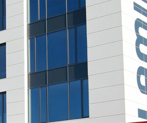 Lamilux in Rehau erweitert sein Werk um ein Bürogebäude mit Aluminumfenstern und Aluminium-Pfosten-Riegel-Fassade